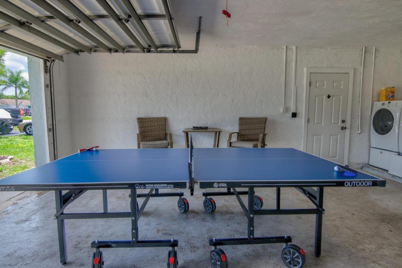 Salt Water Heated Pool Home With A Tiki Bar, A Garage Game Room And 4 Bikes Naples Exterior photo