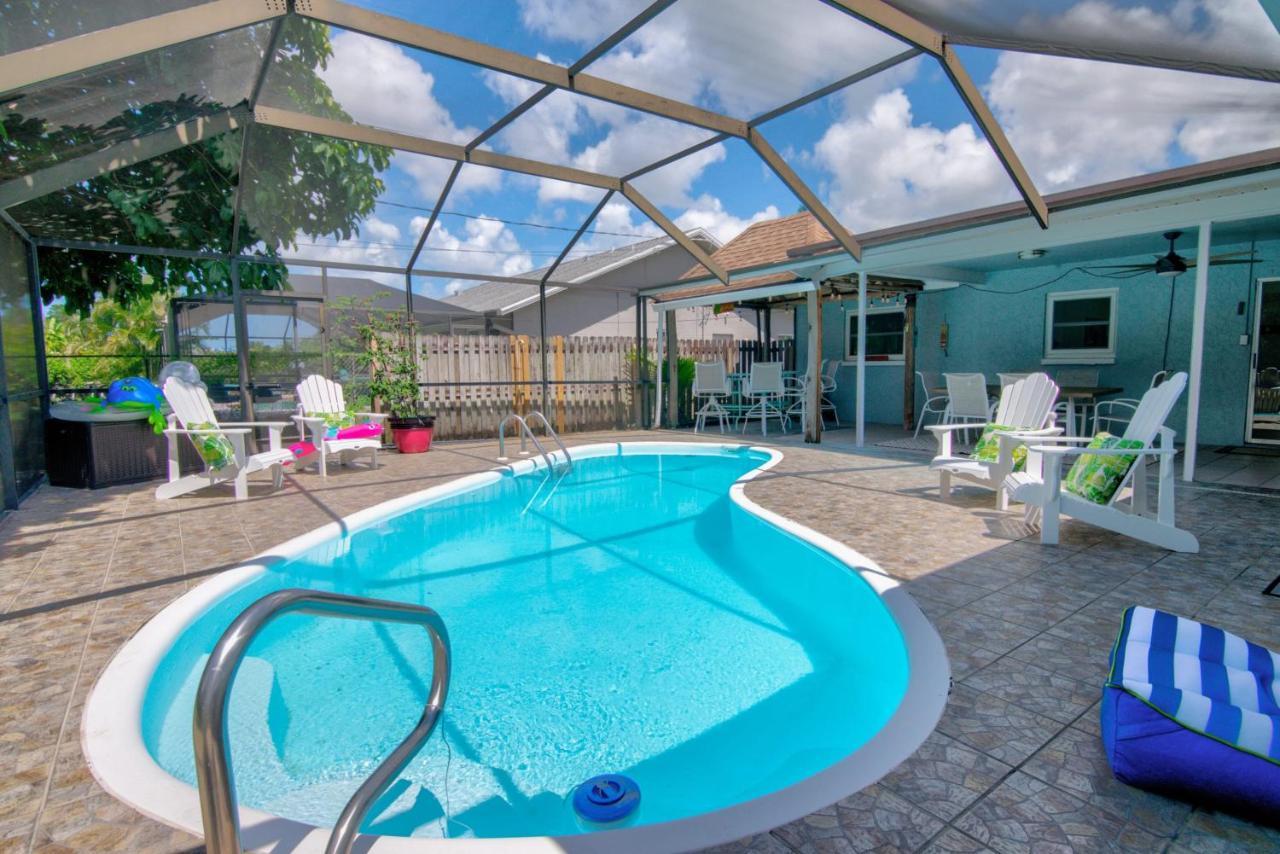 Salt Water Heated Pool Home With A Tiki Bar, A Garage Game Room And 4 Bikes Naples Exterior photo